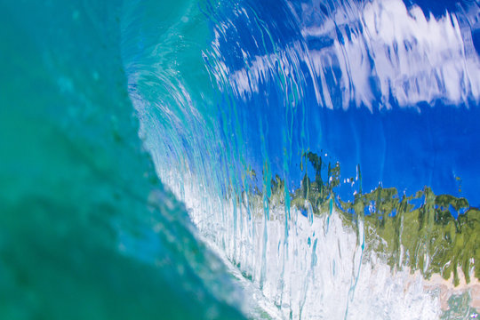 Barrelling wave, Hawaii, USA