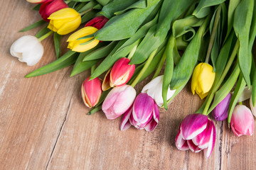 Obraz premium Tulpen Blumenestrauß auf einem Holztisch