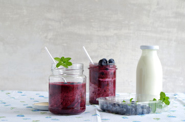 Heidelbeer-Smoothie mit Joghurt und Minze
