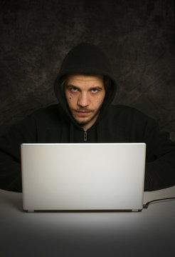 Hacker vor einem Laptop