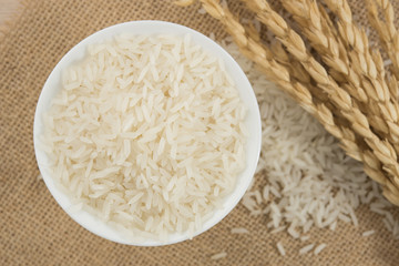 rice grain in white bowl on table.
