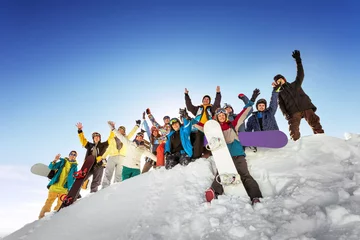 Photo sur Plexiglas Sports dhiver Groupe de touristes s& 39 amusant à la station de ski et de snowboard Sheregesh. Sibérie, Russie