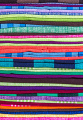 Tapetes coloridos dobrados e empilhados.