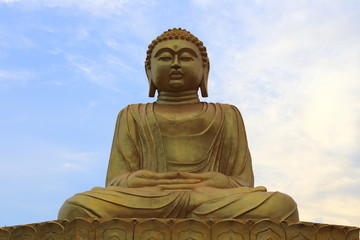 Obraz premium Buddha statue on Mount Popa in Bagan, Myanmar.