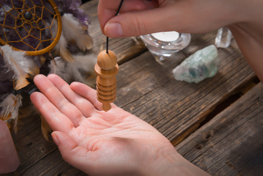 Palm reading with pendulum