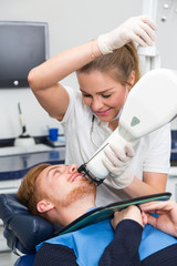 Obraz premium dentist examining the teeth of a patient using x-ray apparatus