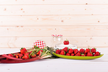 Erdbeeren und Rhabarber garniert für Konfitüre und Marmelade