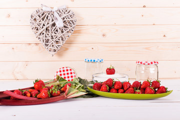 Erdbeeren und Rhabarber garniert für Konfitüre und Marmelade
