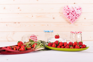 Erdbeeren und Rhabarber garniert für Konfitüre und Marmelade