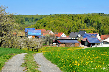 Dorf mit Solardächern