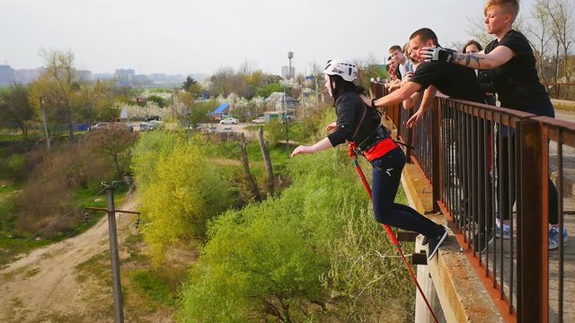 jumping off a Pashkovsky bridge (30 m) on the outskirts of Krasnodar during the ropejumpers club's open training 