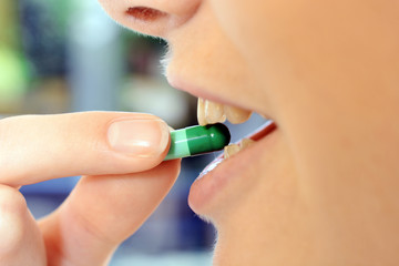 Patient schluckt Kapsel als Medikament oder Medizin gegen Krankheit