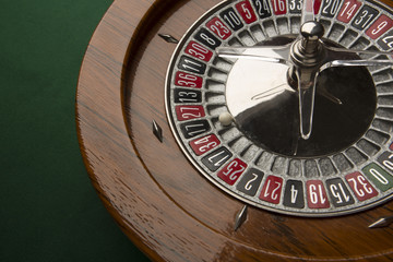 Dettaglio di roulette da gioco con pallina sul numero 17