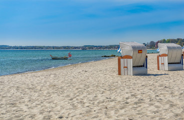 Obraz premium weißer Strand mit Strandkorb frei