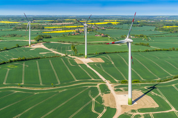 Luftbild einer Windenergieanlage im Windpark