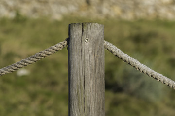 Estaca de madera encordada.