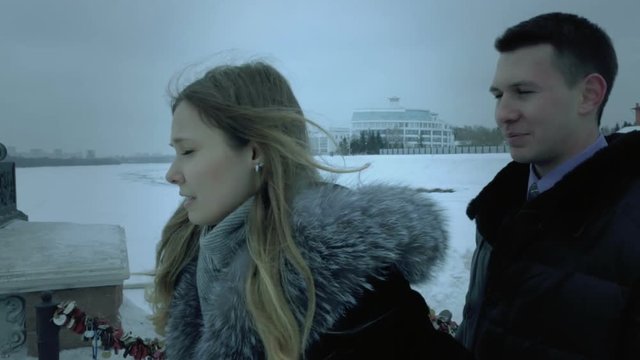 Man tries to justify his being late for date. Girl attacks him.