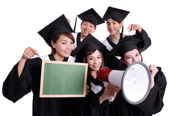 Obraz premium Happy graduates student show chalkboard