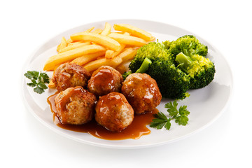 Roasted meatballs, chips and vegetables