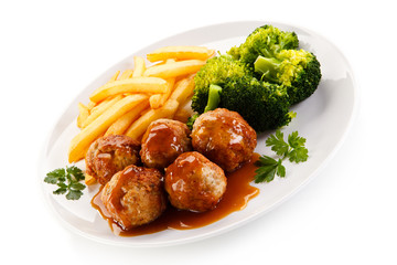 Roasted meatballs, chips and vegetables