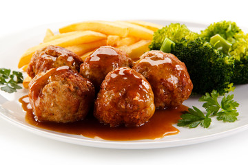 Roasted meatballs, chips and vegetables