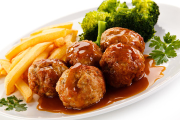 Roasted meatballs, chips and vegetables