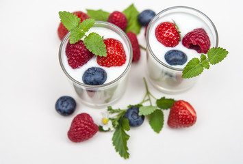 Naturjogurt  mit Frische Beeren  Freigestellt auf Weißen Hintergrund im Tageslicht
