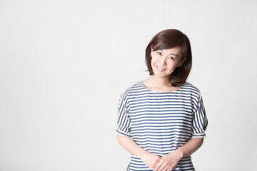 Obraz premium ポートレート・ミドル女性(白背景)