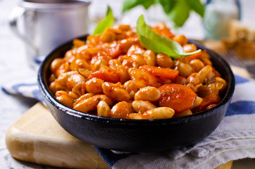 Baked beans in sauce