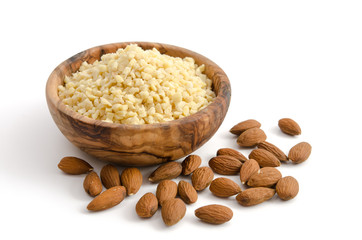 Gehackte und ganze Mandeln