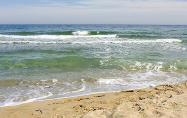 Turguoise sea with waves