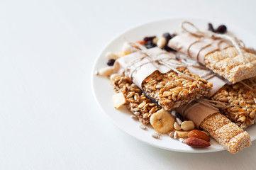 Granola bars made of sesame seeds, peanuts, cashew nuts.