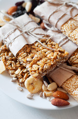 Granola bars made of sesame seeds, peanuts, cashew nuts.
