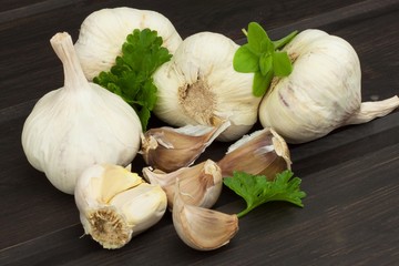 Superfood garlic. Domestic cultivation garlic. Traditional natural cure for blood pressure and flu. Garlic on the kitchen table. garlic bulbs

