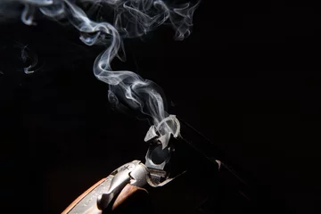 Foto auf Acrylglas Jagd Rauch von einem Jagdgewehr nach dem Schießen
