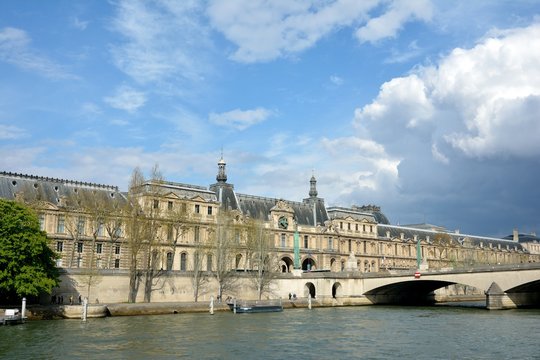 Le Louvre vu depuis la Seine à Paris