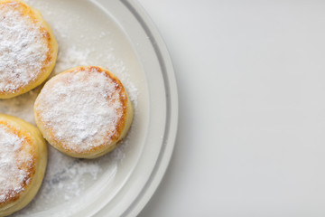 food photo. the cheesecakes strewed with icing sugar close up. 