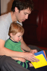 Obraz premium father reading son story at bedtime