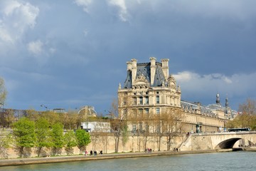 Les tuileries , le Louvre vues depuis la Seine