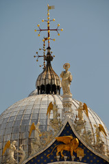 Fototapeta na wymiar dome basilica San Marco