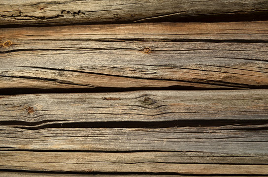 деревянный старый брус