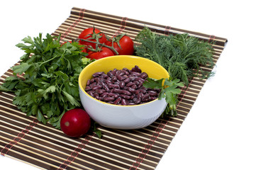 plate with haricot, a row parsley, tomatoes, fennel, a radish