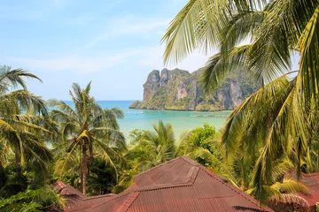 Photo sur Plexiglas Railay Beach, Krabi, Thaïlande Beautiful view from the bungalows on the palm trees and the clif