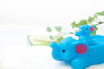 お風呂のおもちゃのぞうの親子　タオルと石鹸