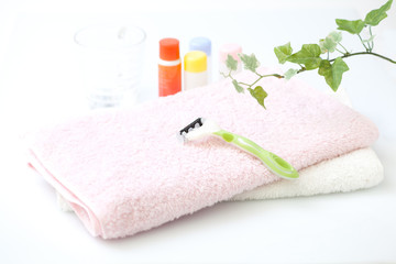 カミソリとボディケア・スキンケアセットとタオル