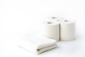 トイレットペーパーとタオル