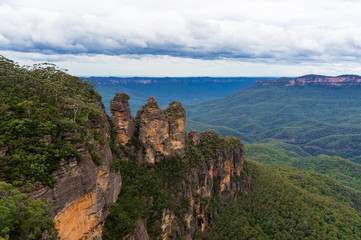 Fototapeta na wymiar Three Sisters rock formation viewed from Echo Point lookout