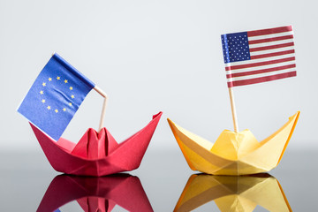 Papierschiffe mit europäischer und amerikanischer Fahne