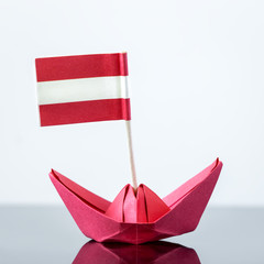 Papierschiff mit Österreich Flagge