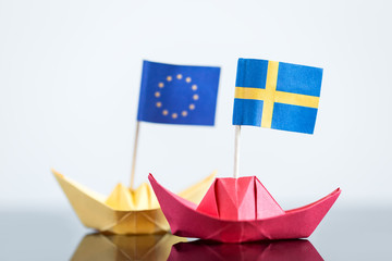 Papierschiffe mit europäischer und schwedischer Fahne